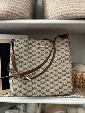 Michael Kors vanilla saffiano leather jet set traveler messenger/cross body bag